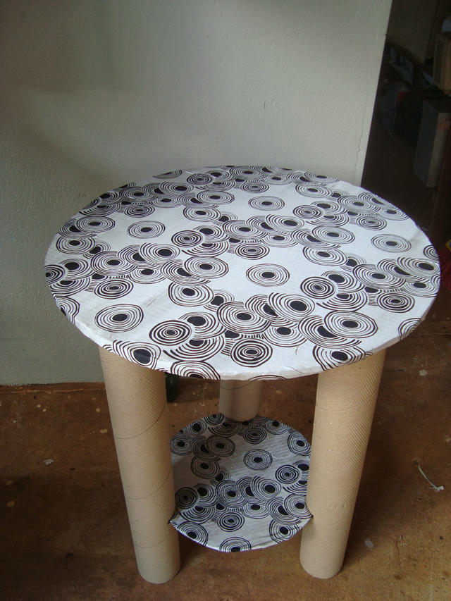 mesa com papelão divisórias