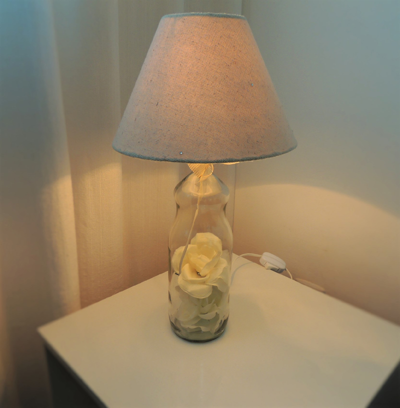 luminaria de garrafa de vidro com flor 