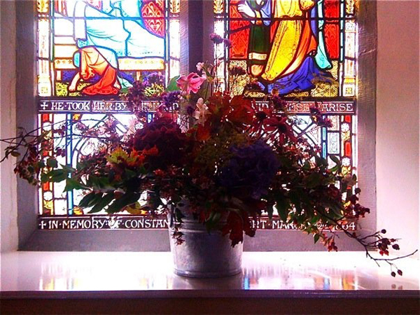 arranjo com flores na igreja 