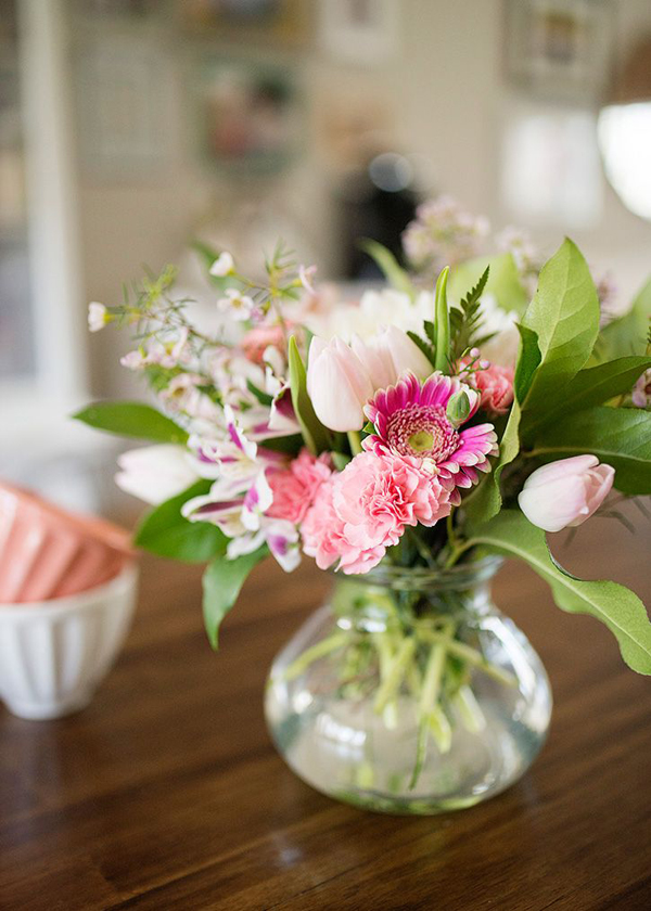 arranjo com flores no recipiente 