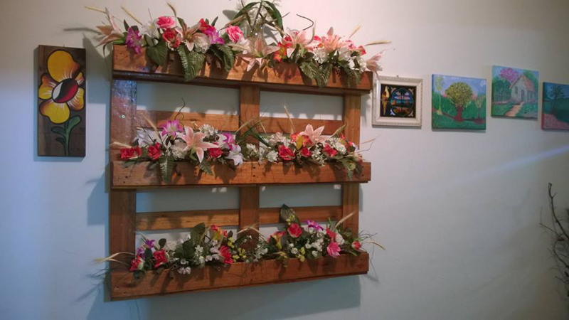 painel de pallet flores