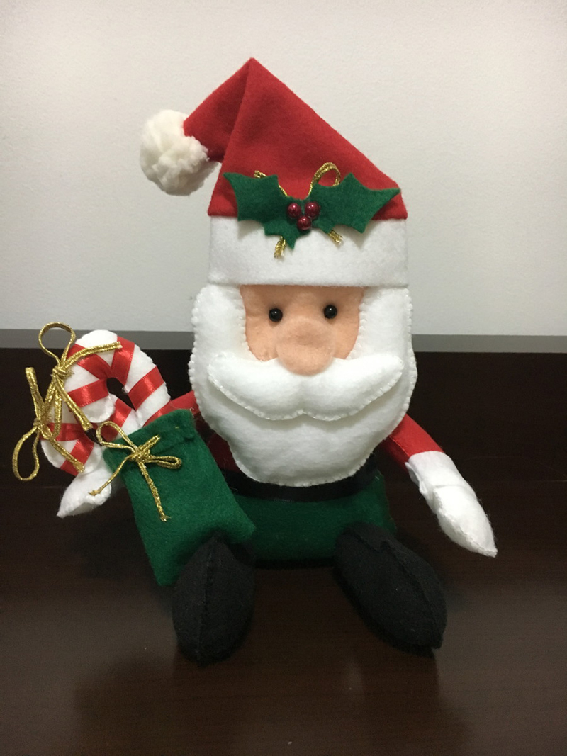 papai noel de feltro com presente 