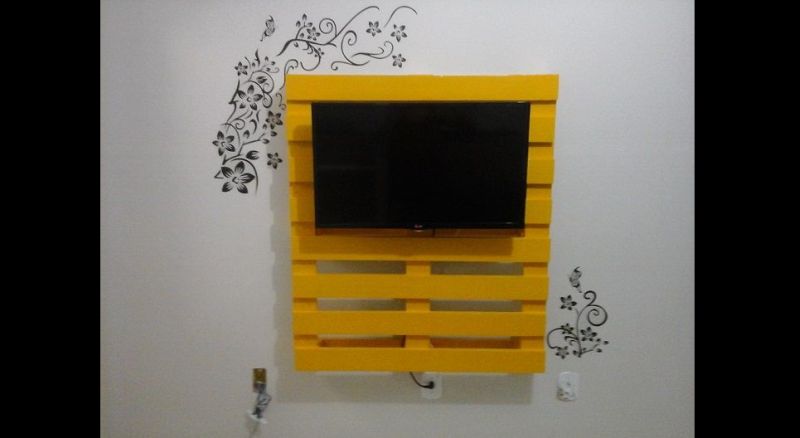 painel de pallet amarelo