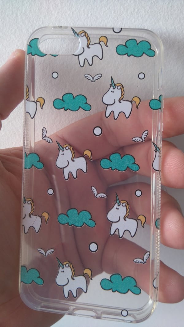 adesivo na capinha de unicornio