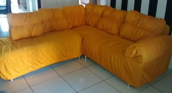 capa de sofa amarela