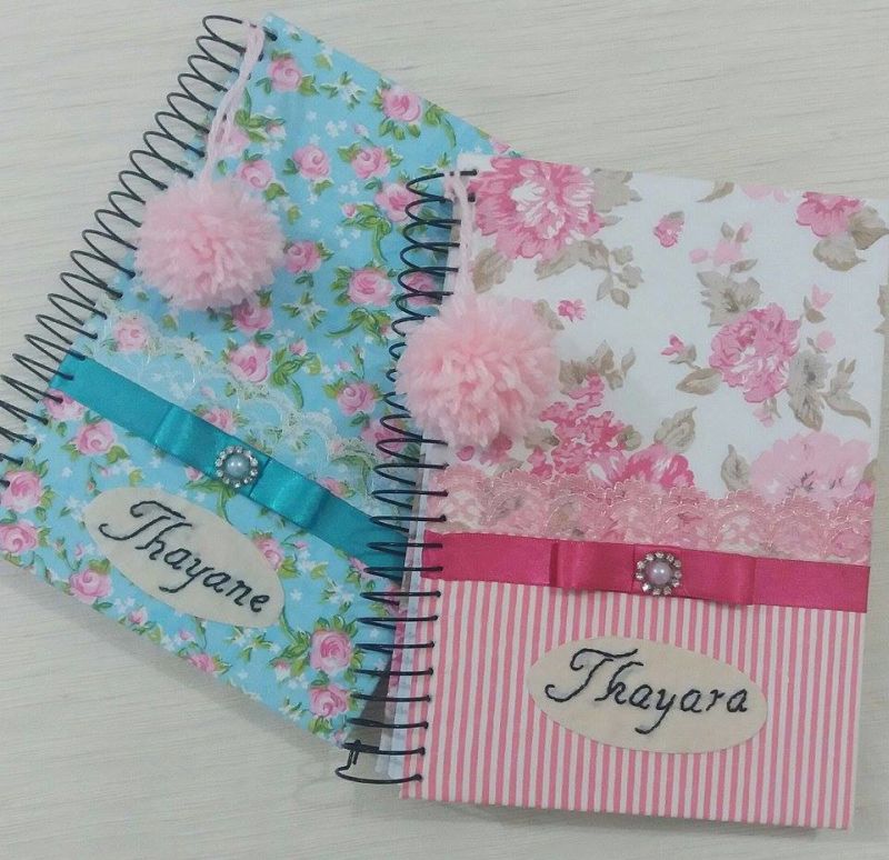 caderno decorado pompom