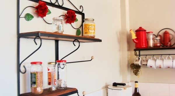 prateleira de cozinha com rosas