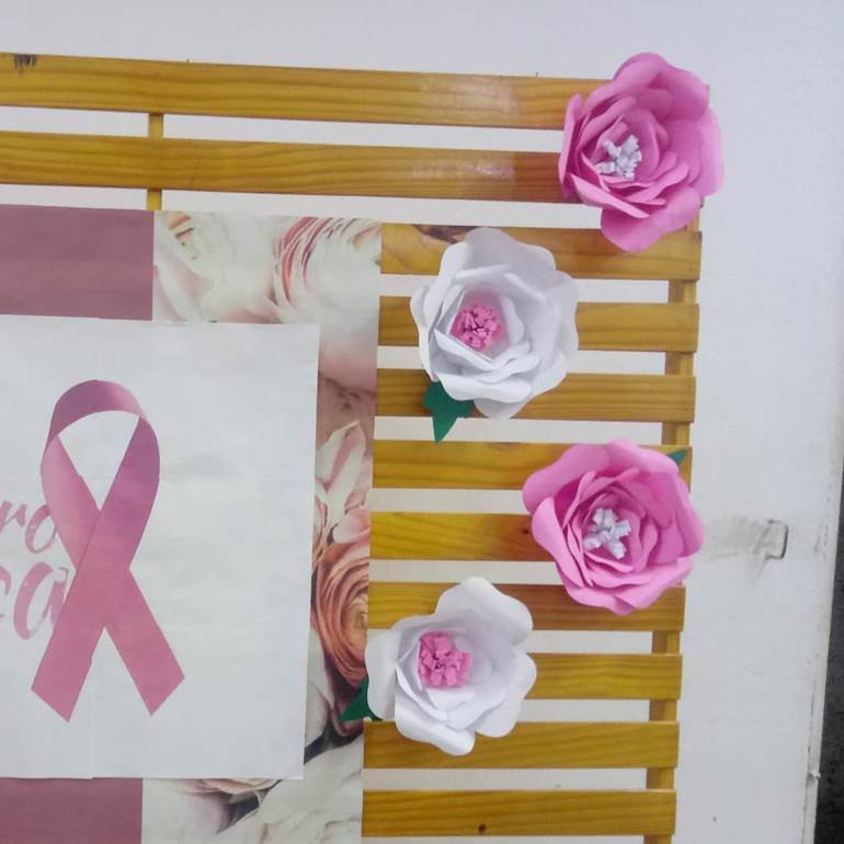 painel flores cartolina outubro rosa