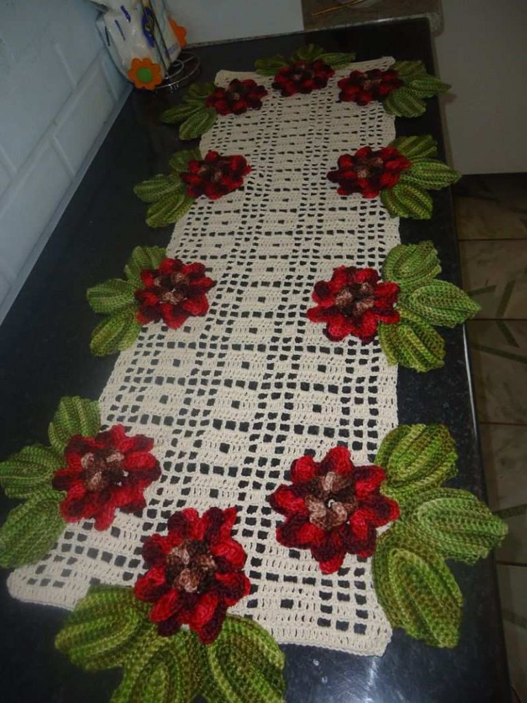 Caminho de mesa com flores e folhas: crochê ou aplicadas - Artesanato ...