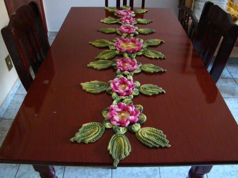 Caminho de mesa com flores e folhas: crochê ou aplicadas - Artesanato ...