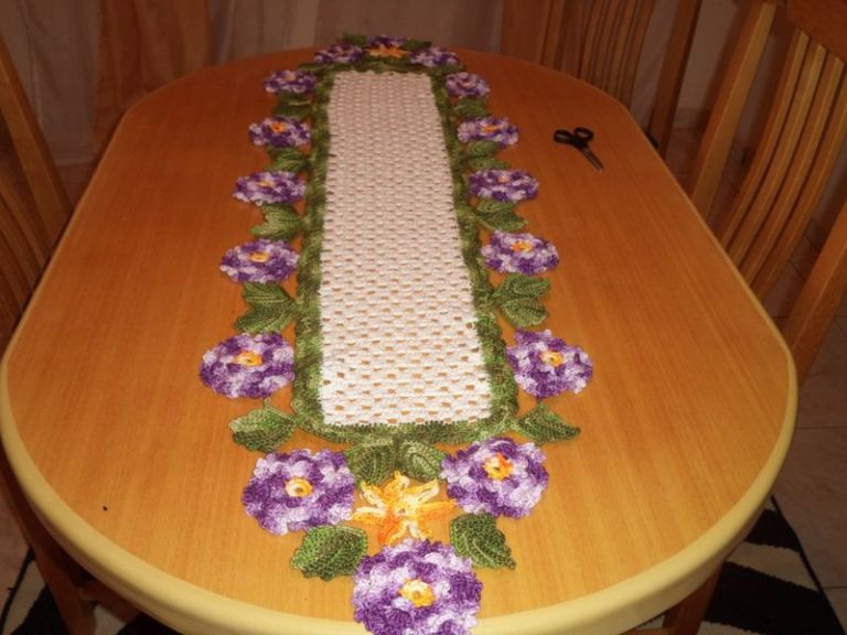 Caminho de mesa com flores e folhas: crochê ou aplicadas - Artesanato ...
