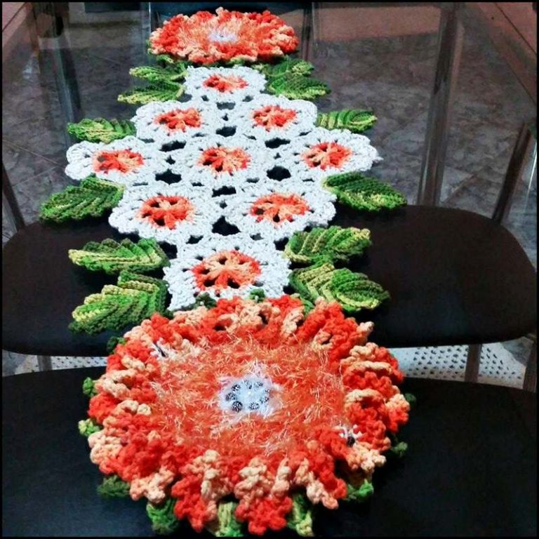 Caminho de mesa com flores e folhas: crochê ou aplicadas - Artesanato ...
