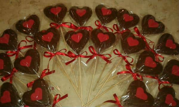 Pirulitos de chocolate em formato de coração