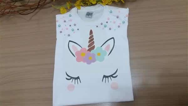 camiseta-infantil-unicornio-perolas-chuva-de-amor