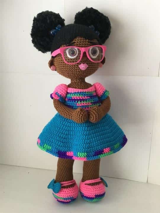 boneca amigurumi negra