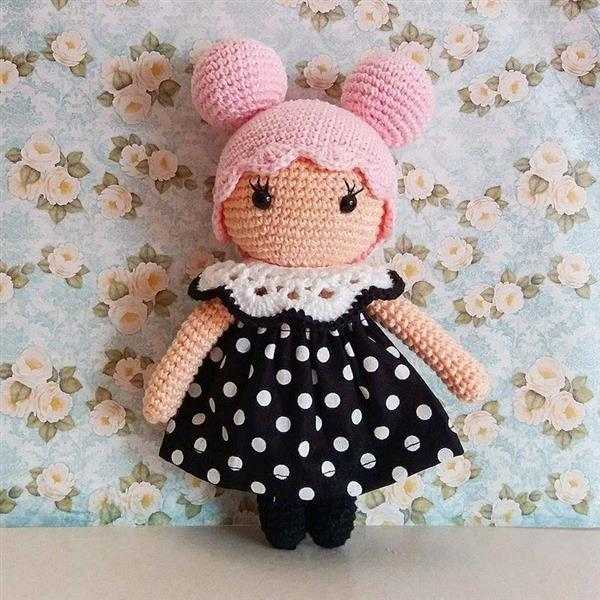 boneca com vestido amigurumi