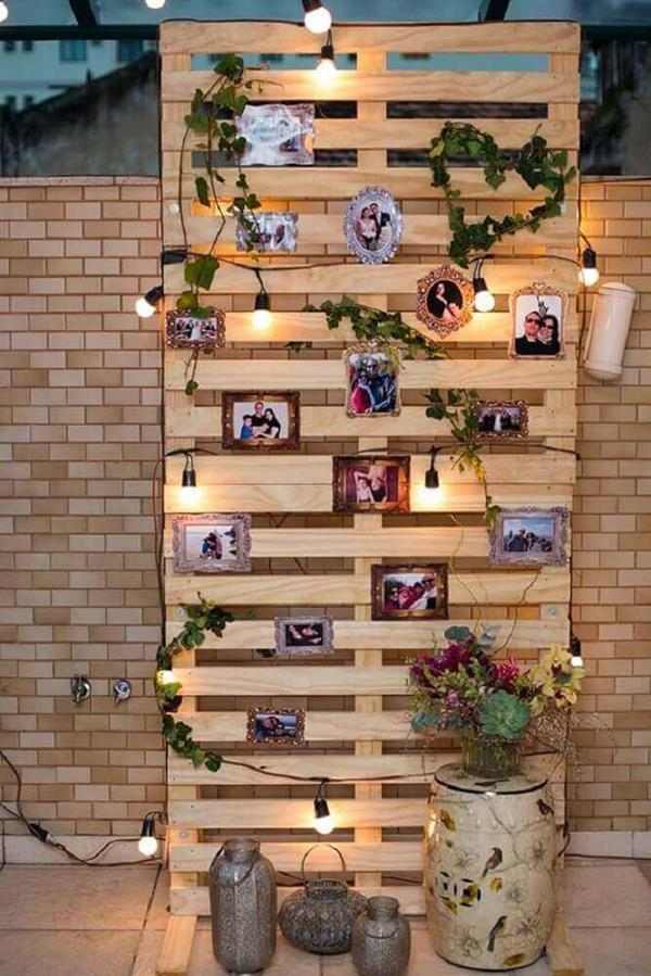 mural-de-fotos-feito-com-painel-de-pallet-Foto-Home-Decoo