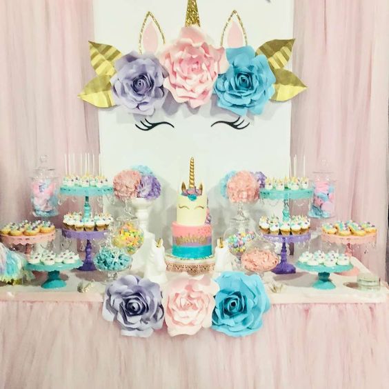 Mesa decorada unicornio