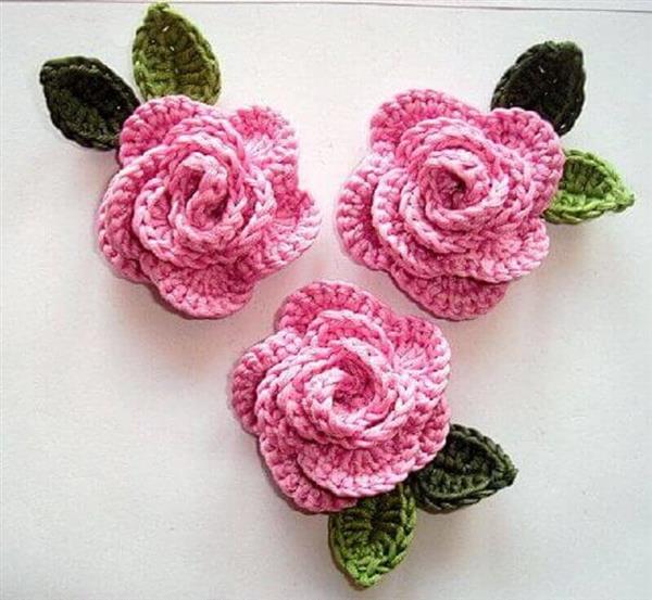flores-rosa-com-folhas-de-crochê