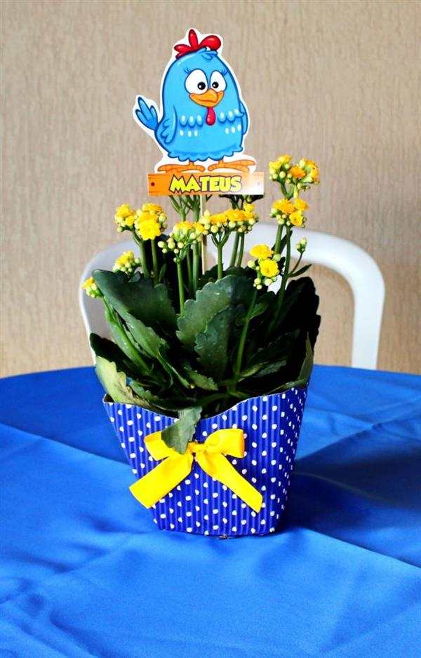 centro de mesa com flores galinha pintadinha