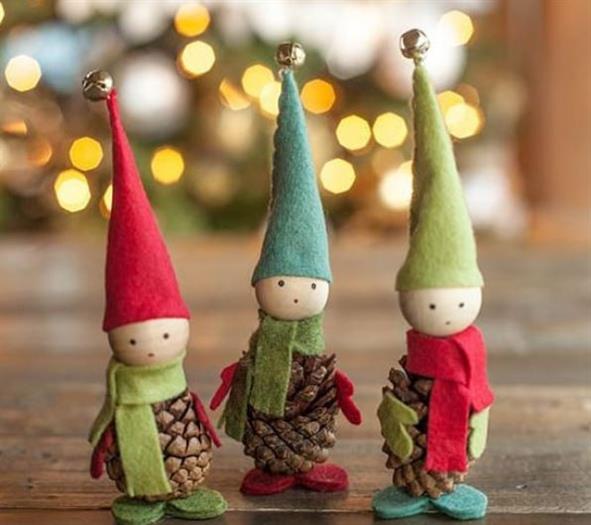 como-hacer-elfos-navidenos-con-pinas-de-pino-fieltro
