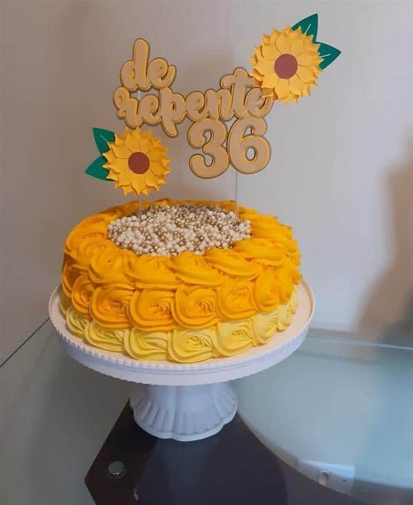 bolo amarelo com girassol