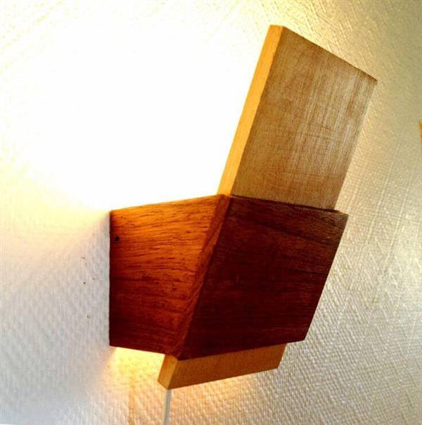 Luminária-de-madeira-de-parede-com-madeiras-diferentes