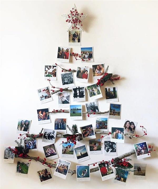 arvore de natal de parede com troncos e fotos