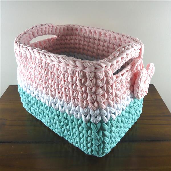cesto-retangular-de-croche-grande-com-alcas-verde-e-rosa-organizador