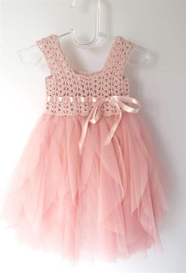 vestido infantil de crochê e tecido