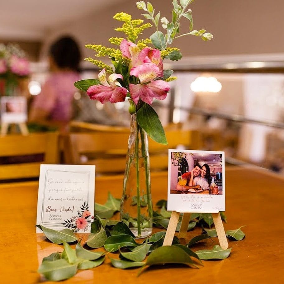 centro de mesa com flores e foto