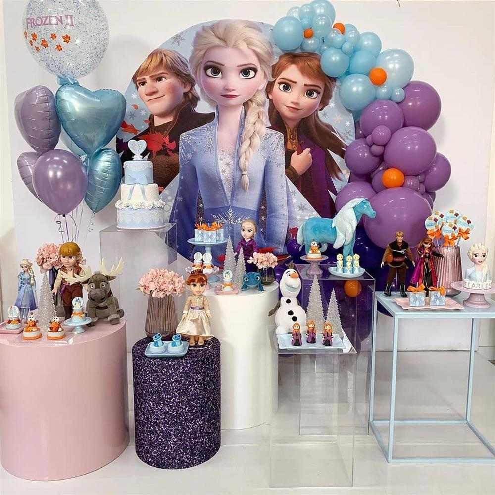 festa com painel frozen