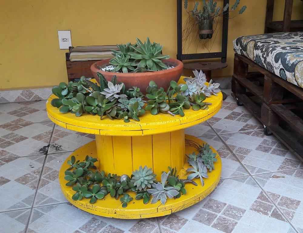 carretel com pintura para colocar plantas 