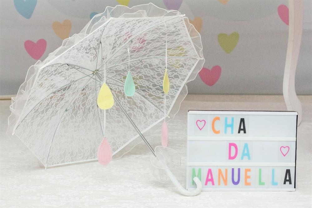 decoração com guarda chuva de amor