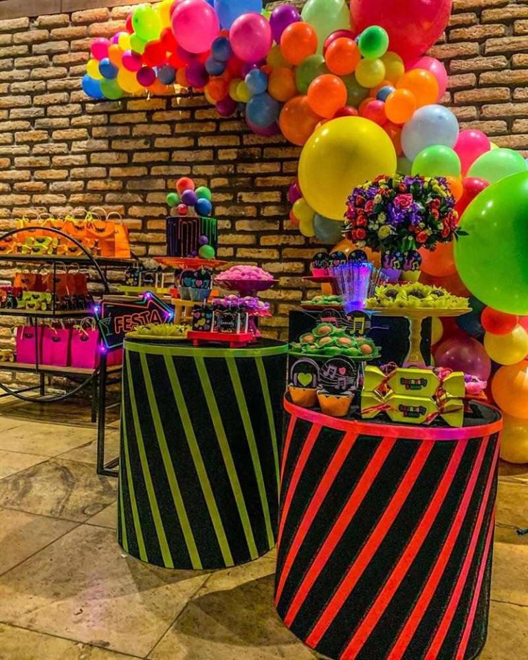 Festa Neon: 45+ Ideias de decoração e fotos - Artesanato Passo a Passo!