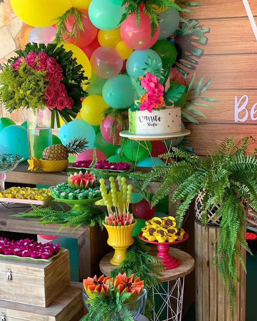 decoração com plantas festa tropical