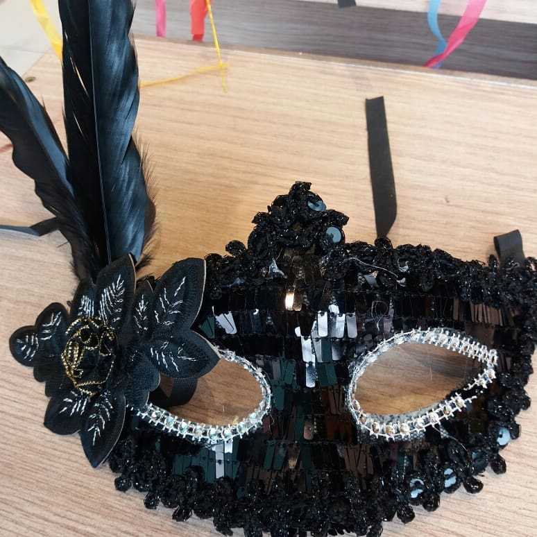 mascara de carnaval preta