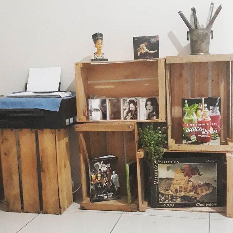 decoração de sala feita com caixotes