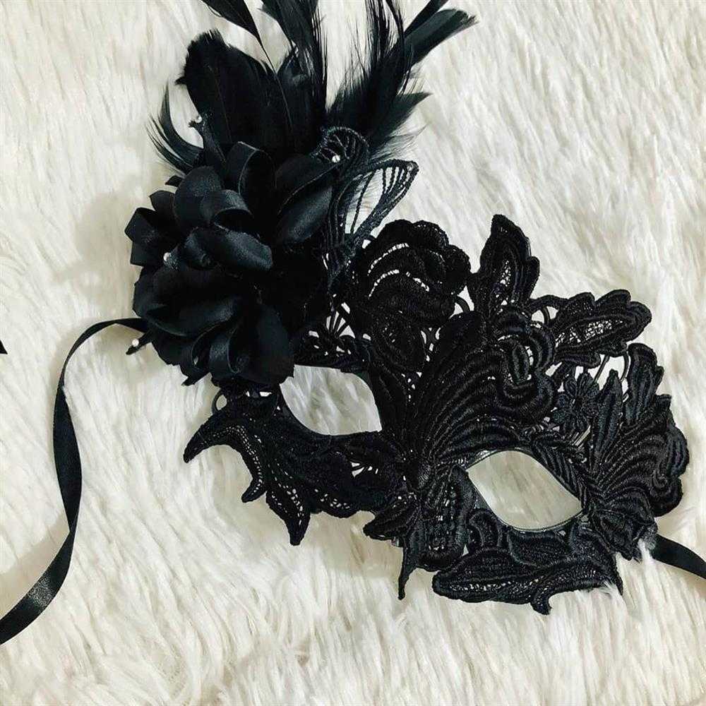 mascara preta decorada