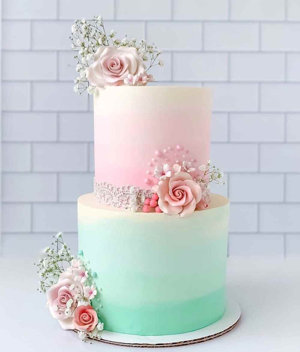 bolo de noivado com flores verde e rosa