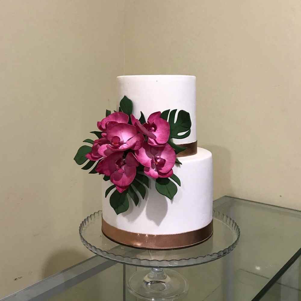 bolo branco com flores rosas