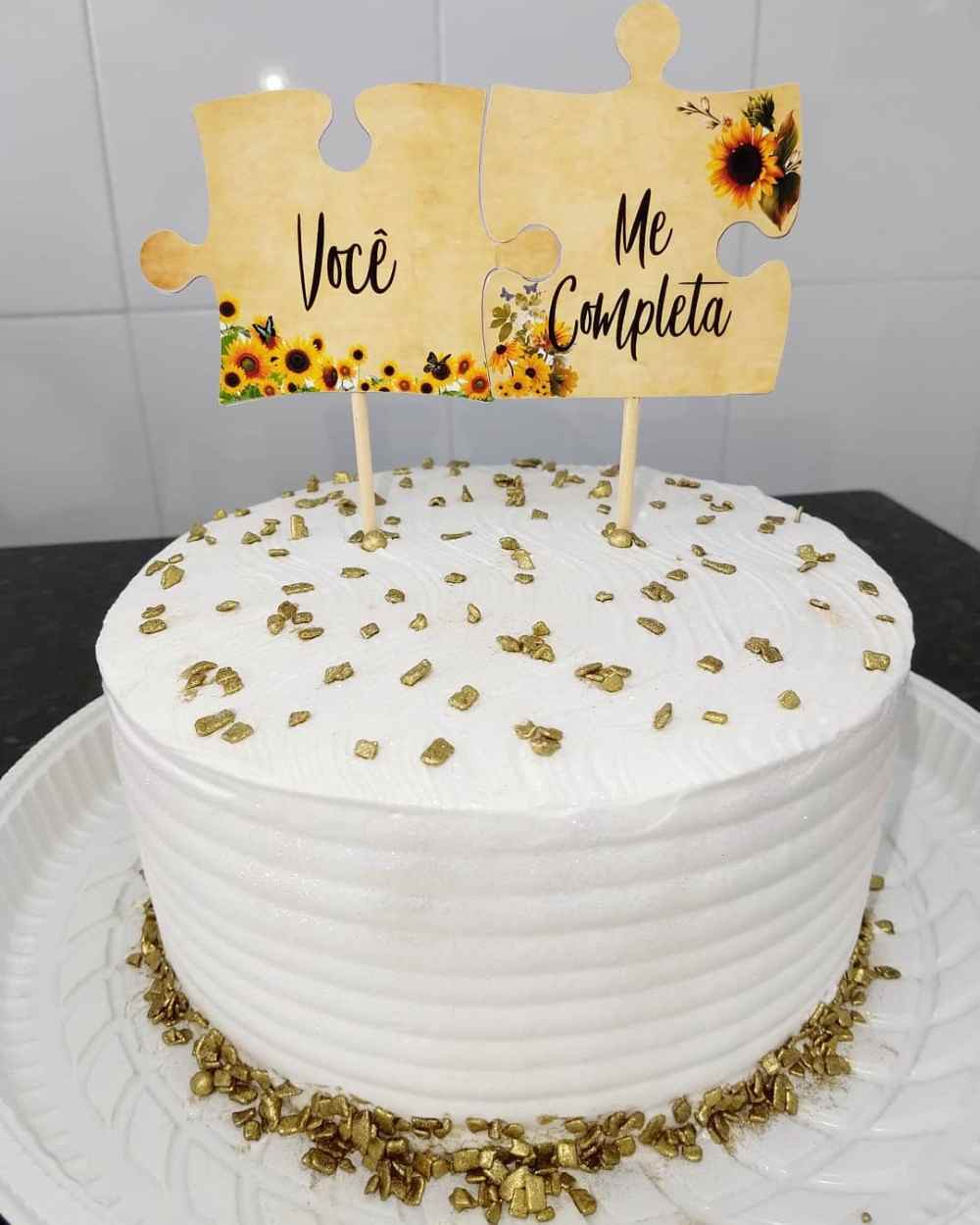 bolo de noivado branco com dourado