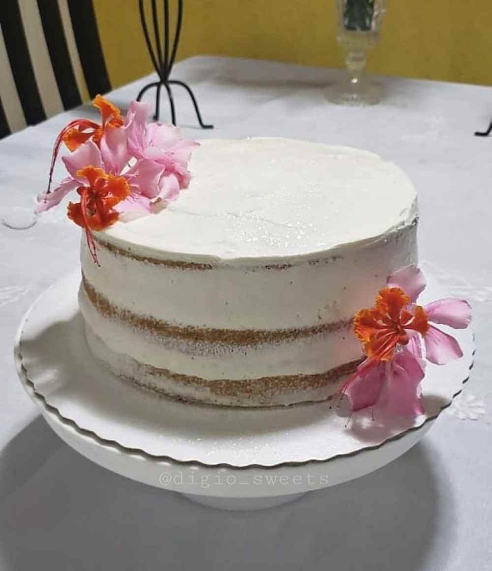 bolo dusted naked cake