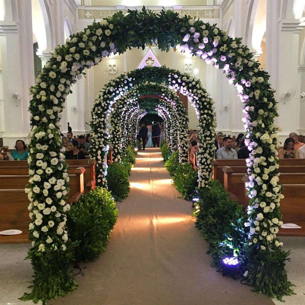 decoração de casamento com arco de flores