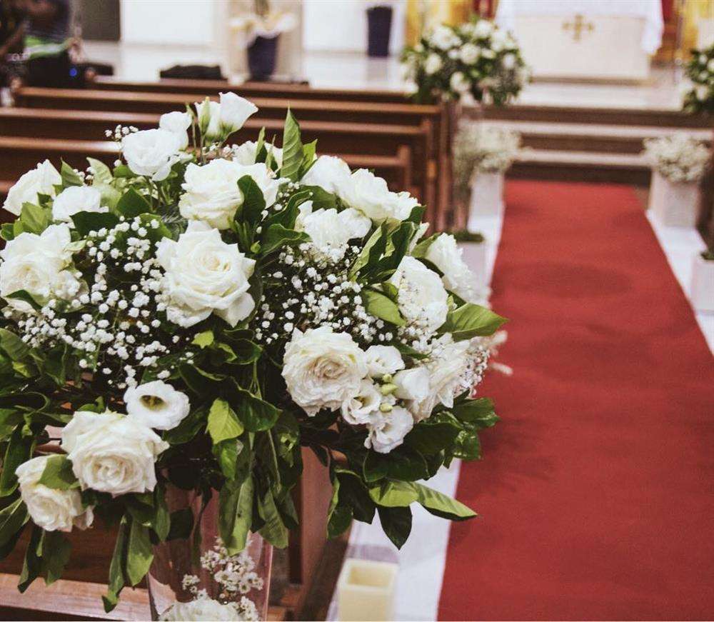 flores no corredor da igreja para casamento