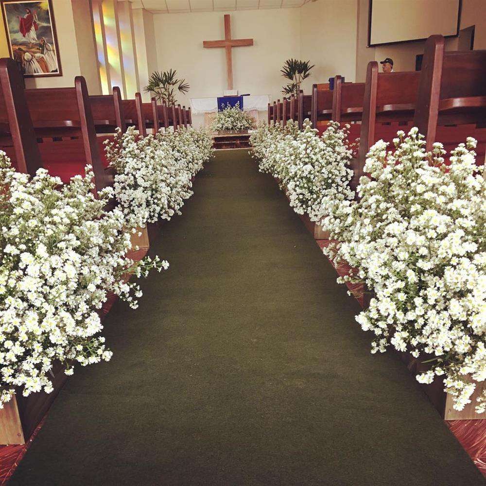 decoração de casamento com flores no chão