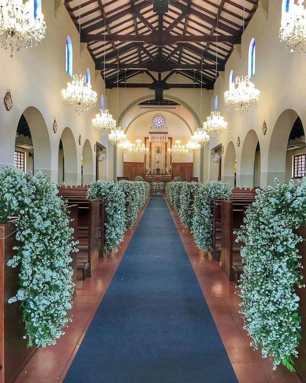 decoração com cachos de flores para casamento