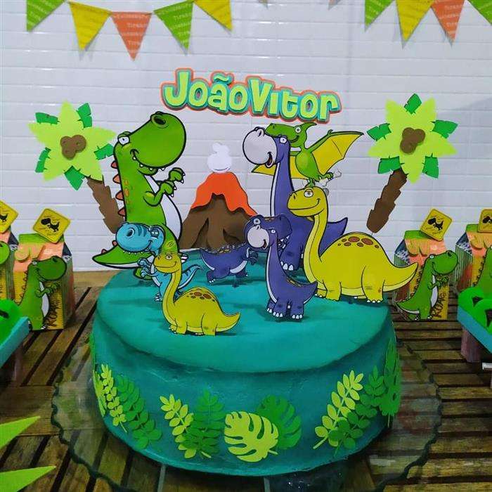 bolo decorado com dinossauros