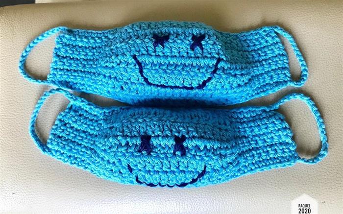 mascara de croche azul