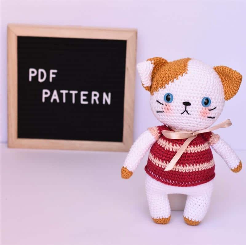 gatinho de croche com roupa